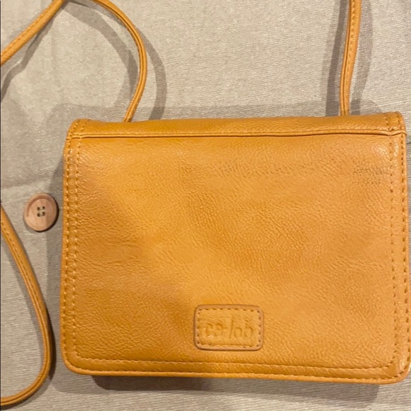 Co-Lab Crossbody Wallet, Gold - Picture 4 of 6